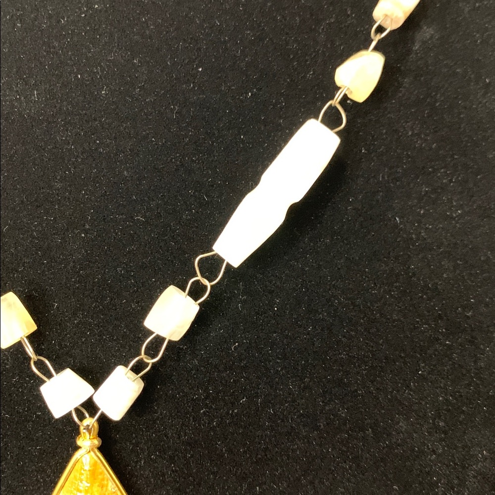 Vintage Carved Agate Necklace Elegant Stone Gold & Cream Pendant Necklace - Picture 6 of 10